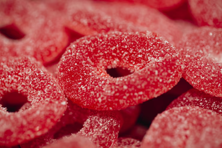 Close-up van een rode THC gummy snoepje van hoge kwaliteit